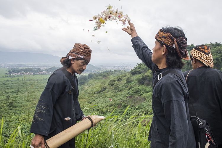 Upacara adat Kampung Cireundeu